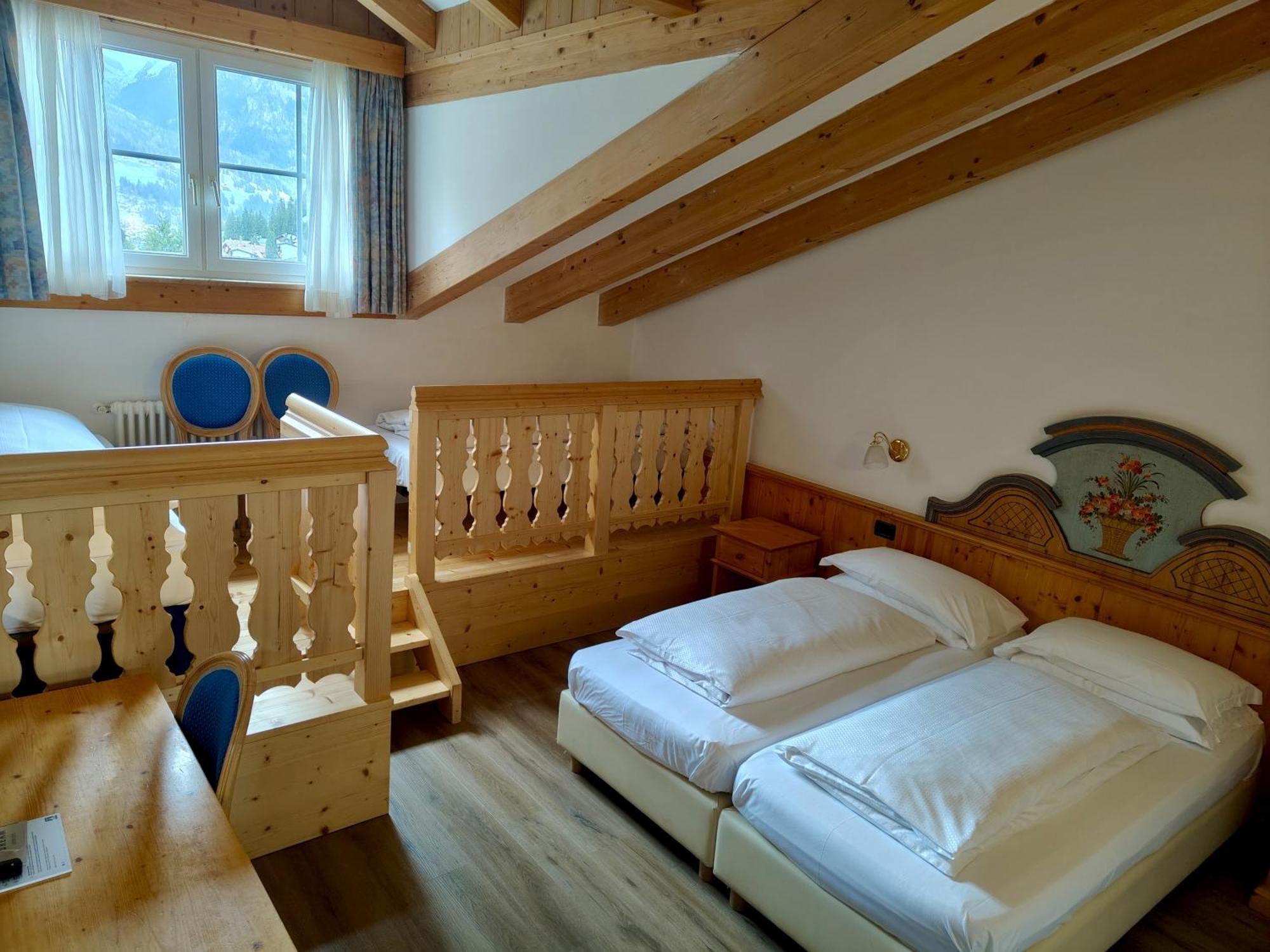 Hotel Valacia Pozza di Fassa Exterior foto