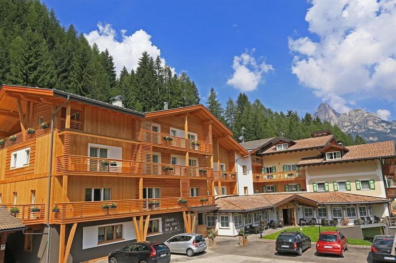 Hotel Valacia Pozza di Fassa Exterior foto